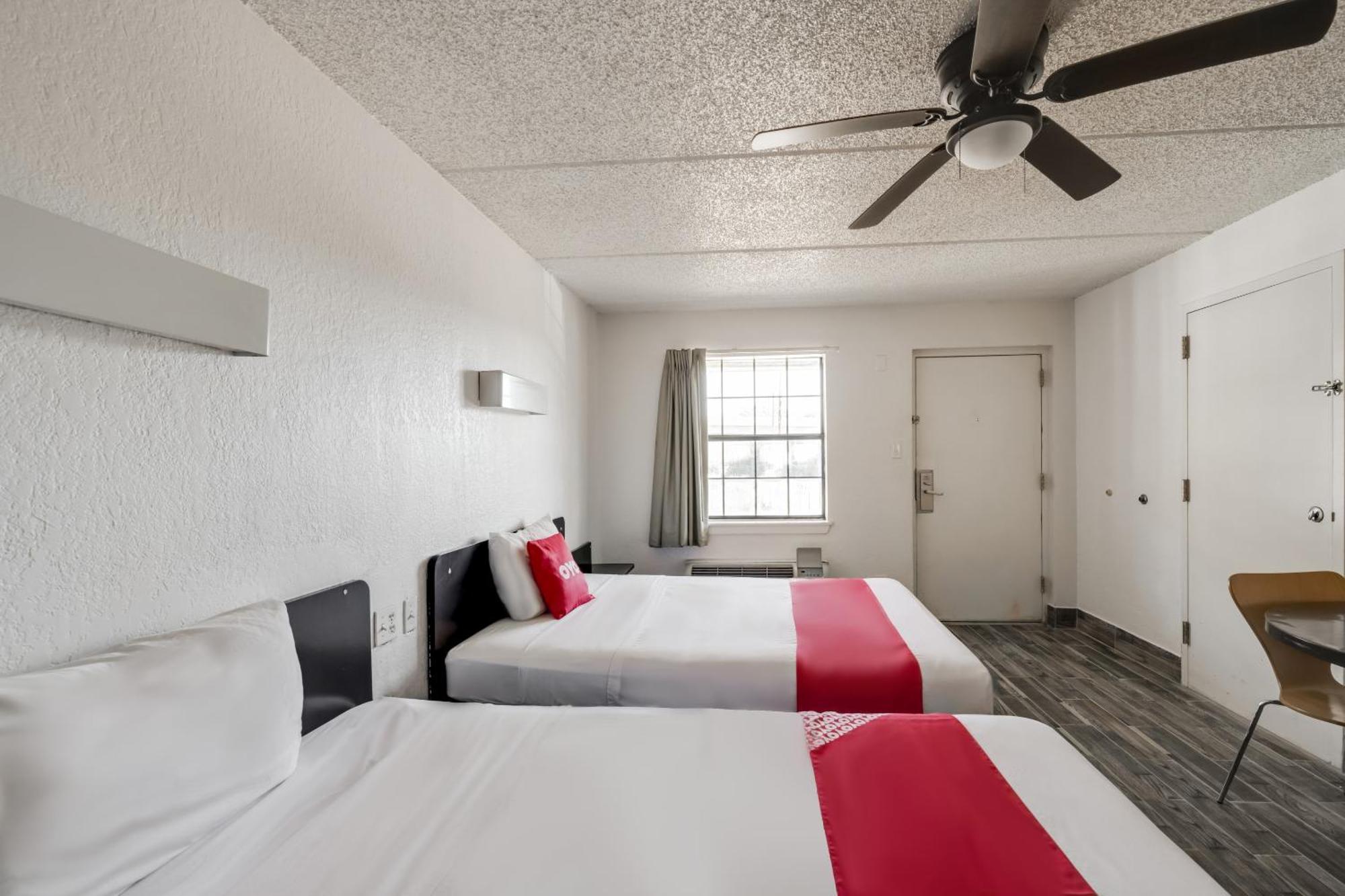 Oyo Hotel Houston Katy Freeway Exterior photo