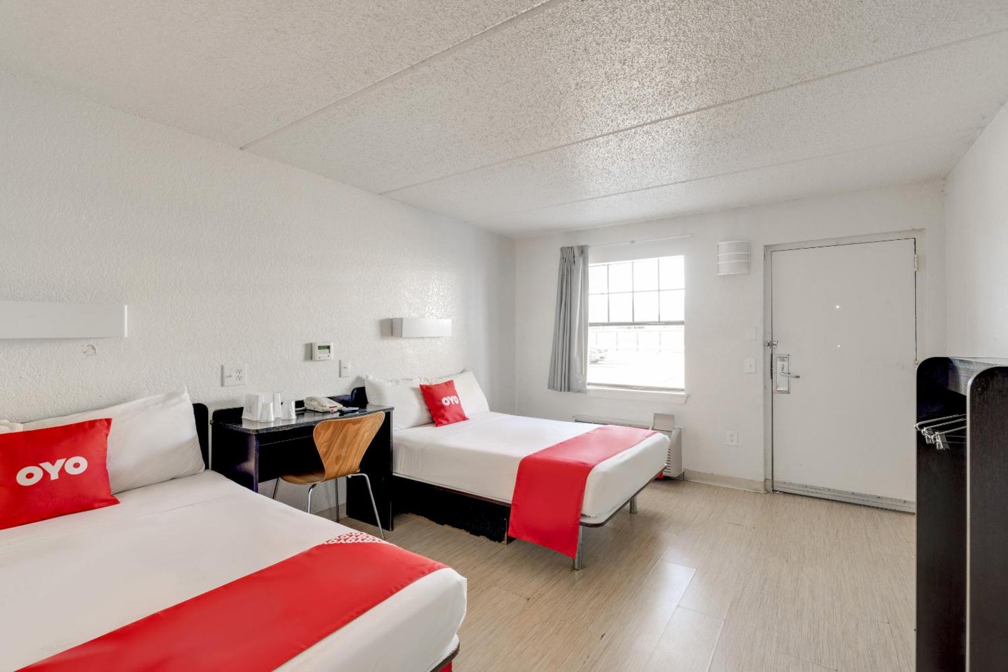 Oyo Hotel Houston Katy Freeway Exterior photo