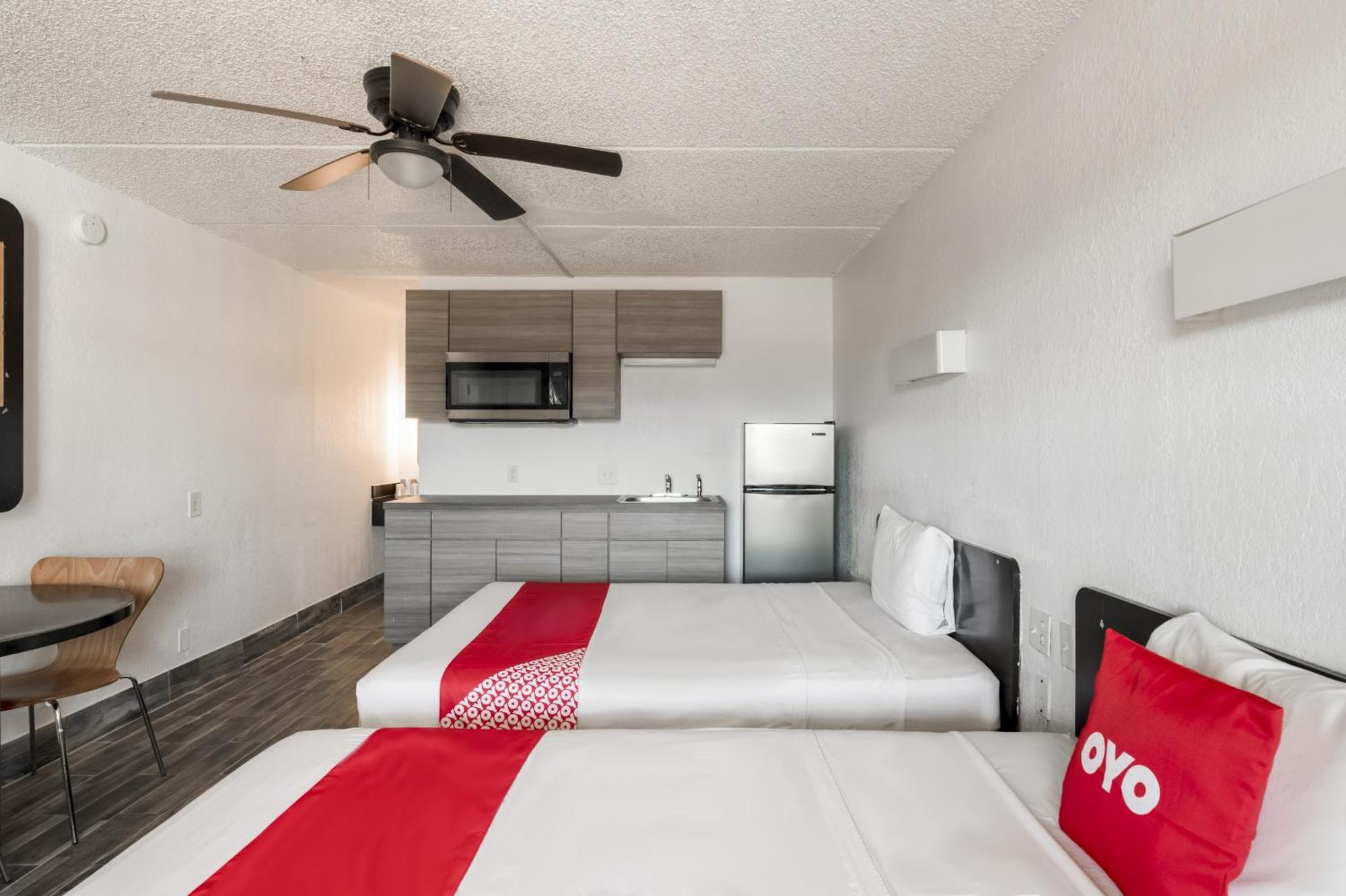 Oyo Hotel Houston Katy Freeway Exterior photo